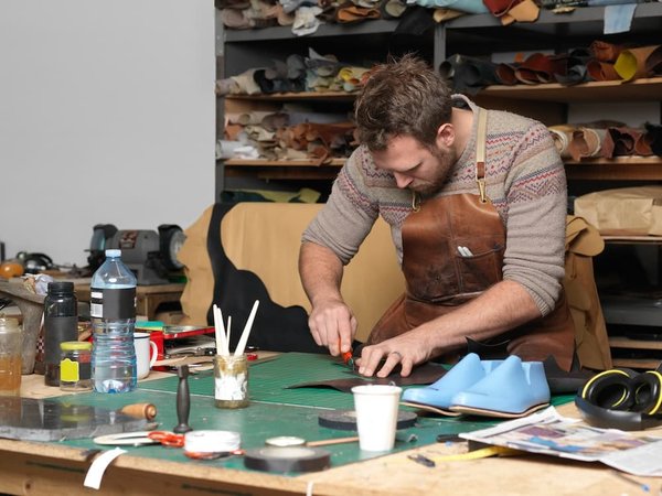 Comment organiser une croisière qui inclut des cours de poterie avec des artisans locaux en Grèce?